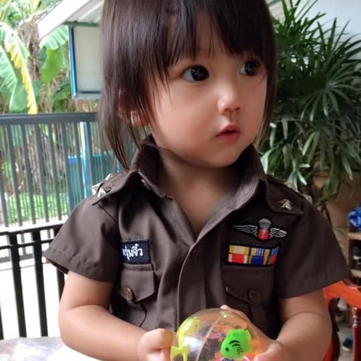 <p>Pakai kostum polisi, Issan makin menggemaskan. (Foto: Facebook/tawan.techa)</p>