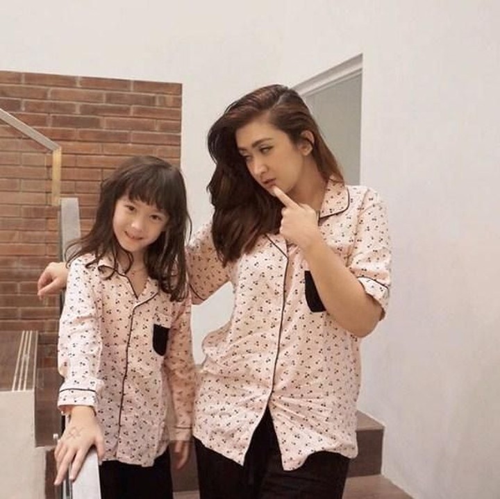 <p>Kompak banget Bunda Nafa Urbach dan Mikhaela pakai kembaran piyama. (Foto: Instagram @nafaurbach)</p>