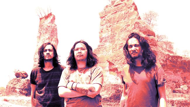 Unit distorsi Kelompok Penerbang Roket melepas mini album 'Galaksi Palapa', di mana mereka bereksplorasi lebih banyak dengan sound psikedelik.
