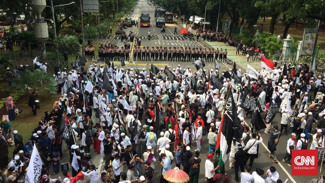 Sedianya massa aksi Bela Tauhid akan beraksi di depan Istana untuk menyuarakan tuntutan. Namun jalan di sekitar Istana diblokade oleh petugas.