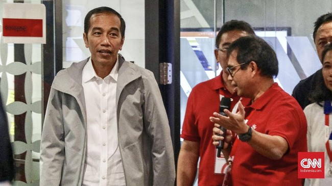 Jokowi menjawab isu yang menyebut dirinya dekat China karena membiarkan 10 juta tenaga kerja asing asal Tiongkok ke Indonesia. Ia membantah jadi antek aseng.