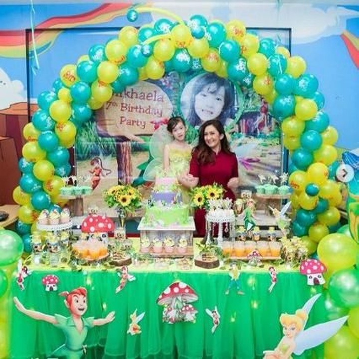 <p>Ini momen ulang tahun Mikhaela yang ke 7, Bun. Meriah banget ya. (Foto: Instagram @nafaurbach)<br /><br /></p>