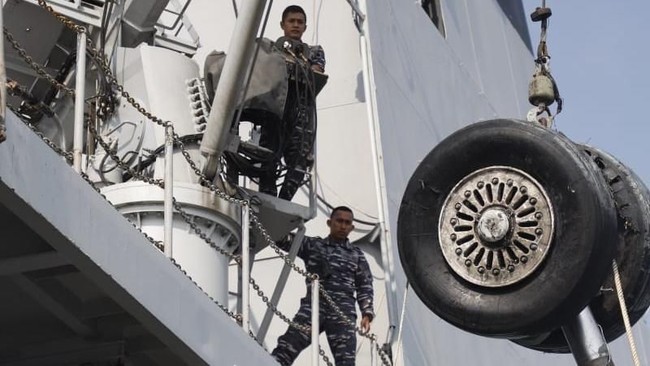 Tim Basarnas masih terus mencari puing pesawat terutama badan Lion Air PK-LPQ yang sampai saat ini belum bisa ditemukan.