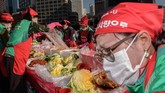 FOTO: Korea Pecahkan Rekor Dunia Pembuat Kimchi Terbanyak Festival pembuatan kimchi berlangsung di Seoul beberapa waktu lalu. Ajang ini juga memecahkan rekor dunia pembuatan kimchi dengan jumlah orang terbanyak.