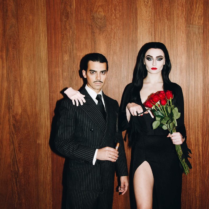 <p>Sophie Turner and Joe Jonas menjadikan film 'Morticia Addams' untuk pemilihan kostum Halloween kemarin. (Foto: Instagram/joe jonas)</p>
