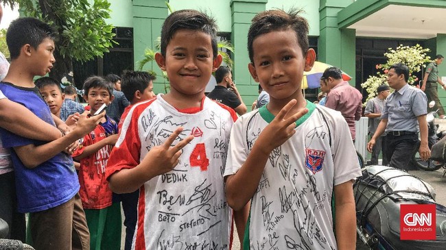 Para pemain Timnas Indonesia yang menjalankan salat Jumat menjadi incaran fan cilik yang meminta tanda tangan di depan Masjid Makorem 051 (2/11).