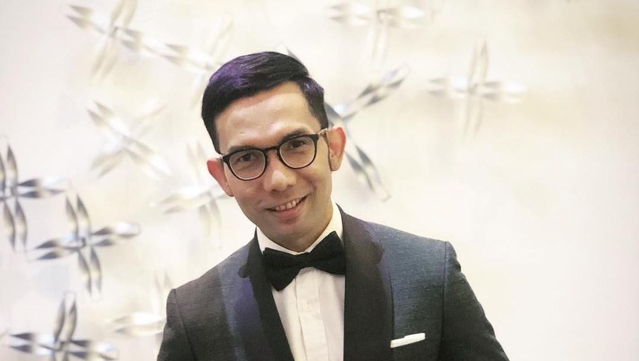 Jawaban Kocak Indra Herlambang Disebut Ayah Eva Celia Indra Herlambang memberikan jawaban kocak saat disebut sebagai pasangan Sophia Latjuba dan menghasilkan Eva Celia.