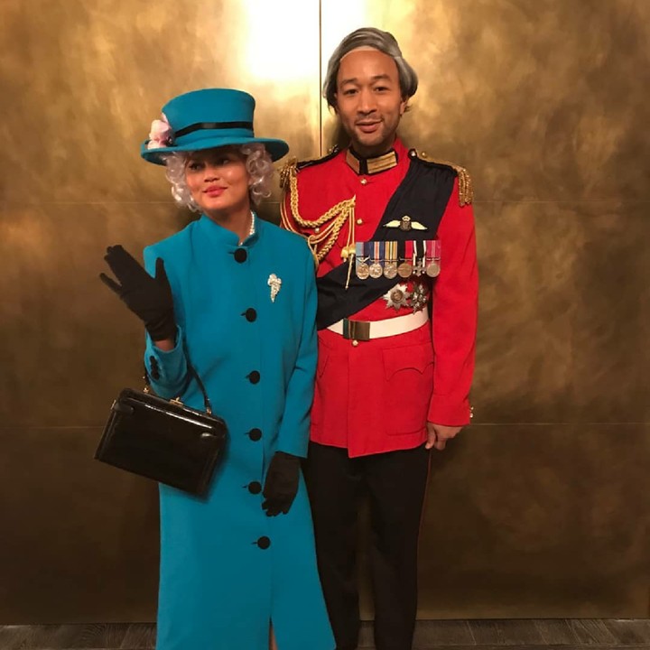<p>John Legend dan Chrissy Teigen memang paling juara deh kalau soal kostum sama ekspresi. Lihat mereka mirip kan sama ratu dan raja Inggris? (Foto: Instagram/johnlegend)</p>