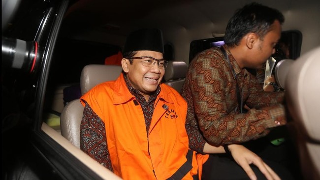 Partai Amanat Nasional memutuskan menonaktifkan Taufik Kurniawan sebagai Wakil Ketua Umum PAN dan penggantinya di posisi Wakil Ketua DPR akan segera dicari.