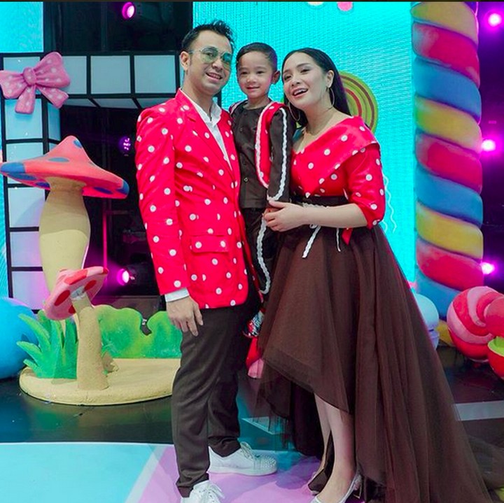 <p>Bajunya kembaran. Kompak banget pasangan ini. (Foto: Instagram @raffinagita1717)<br /><br /></p>