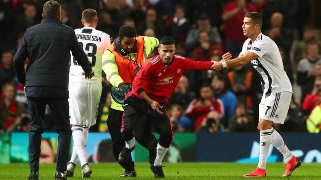 Penemuan dua pistol mainan dalam tas yang dibawa dua orang penonton membuat Manchester United akan meninjau ulang pengamanan di Stadion Old Trafford.