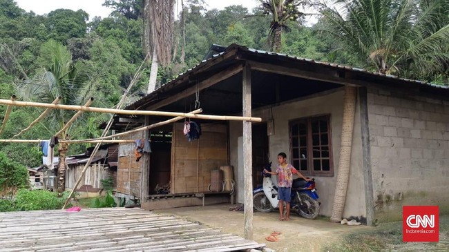 Minimnya perhatian pemerintah pusat dan daerah membuat banyak warga yang tinggal di Desa Gun Tembawang, Entikong kecewa dan memilih menjadi warga Malaysia.