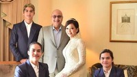 <p>Sama seperti Maia Estianty dan Irwan Mussry, Syahrini juga melangsungkan pernikahan dengan Reino Barack di masjid Camii, Tokyo. Pernikahan keduanya ramai diperbincangkan para netizen sepekan terakhir. Ya, Syahrini dan Reino menikah di Negeri Sakura pada 27 Februari 2019. (Foto: Instagram @princessyahrini)</p>