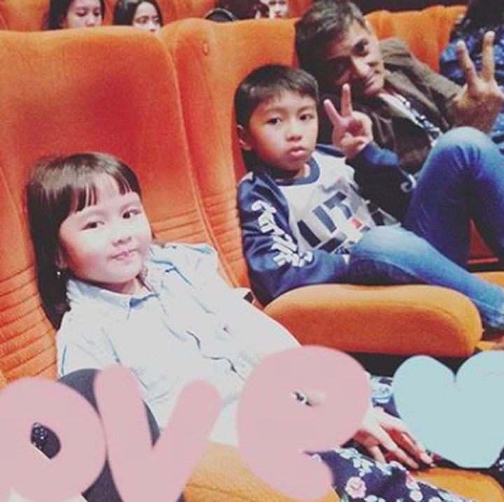 <p>Family time dulu ah dengan nonton bioskop bareng. (Foto: Instagram/ @destytaka)</p>