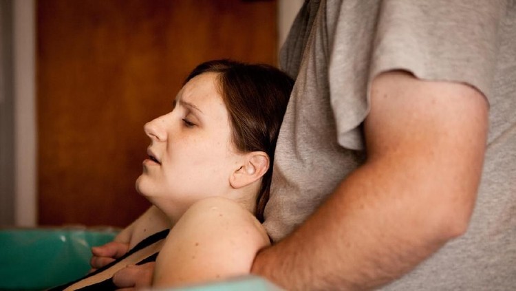 Seberapa aman sih jika Bunda hendak melahirkan dengan metode persalinan water birth?