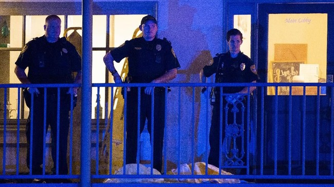 Seorang pria tak dikenal dilaporkan menerobos masuk studio olahraga yoga di Tallahassee, Florida, Amerika Serikat.