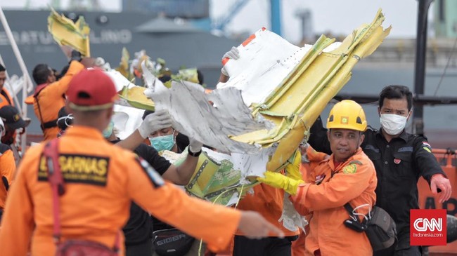 Singapura tahan tiga WNI terkait terorisme sampai laporan KNKT soal kecelakaan Lion Air JT610 bocor.
