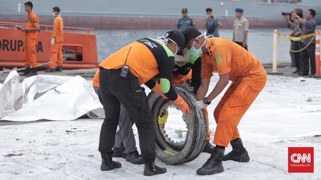 Keluarga korban Lion Air JT-610 menggelar peringatan jatuhnya pesawat tersebut pada hari ini. Persoalan lainnya yang belum tuntas adalah soal ganti rugi.