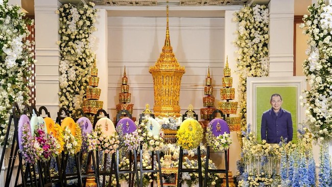 Upacara pemakaman pemilik Leicester City FC Vichai Srivaddhanaprabha yang tewas karena kecelakan helikopter mulai dilakukan di Bangkok, Thailand, Sabtu (3/11).