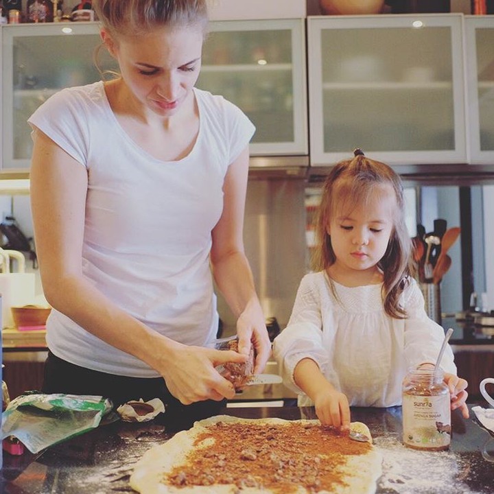<p>Bunda Viola dan Mila kompak bikin kue nih. (Foto: Instagram/@lolagin)</p>