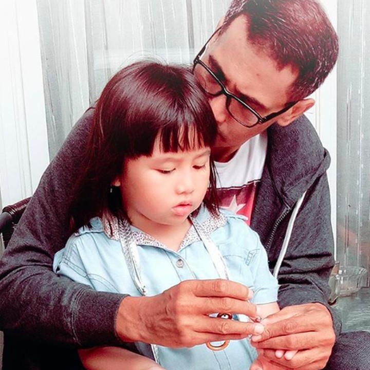 <p>Aktor laga <a href="https://20.detik.com/e-flash/20181102-181102015/george-mustafa-taka-meninggal-karena-serangan-jantung" target="_blank">George Mustafa Taka</a> atau George Taka meninggal dunia pada Jumat (2/11). George meninggal di usia 51 tahun. (Foto: Instagram/ @destytaka)</p>