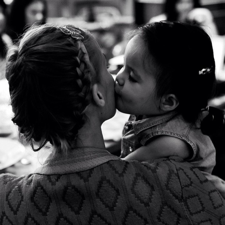 <p>Kecup sayang Mila untuk sang Bunda tercinta. (Foto: Instagram/@lolagin)</p>