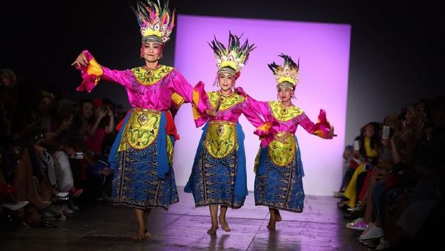 Kelas tari yang diselenggarakan Belantara Budaya digelar setiap hari Sabtu pukul sepuluh pagi.