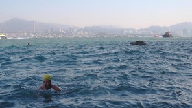 FOTO: Berenang di Air Laut Pelabuhan Tersibuk