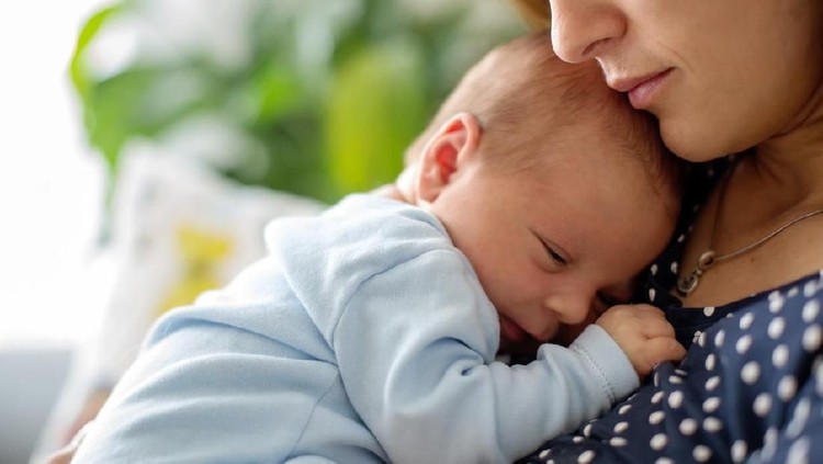 Kita ingin kulit bayi lembut dan mulus tanpa ruam. Namun sebenarnya kulit bayi harus lebih dari itu. Yuk, rawat kulit si kecil dengan baik.