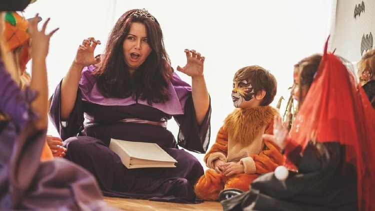 Yuk, Tanamkan Minat Baca Anak Bunda Lewat Dongeng Rupanya, dongeng bisa membuat anak gemar membaca lho, Bun. Simak penjelasan ahli ini, yuk.