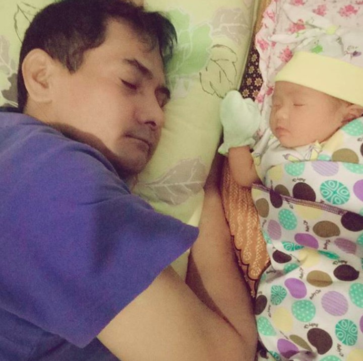 <p>Ayah George Taka yang ikut ketiduran saat menemani si kecil. He-he-he. (Foto: Instagram/ @destytaka)</p>
