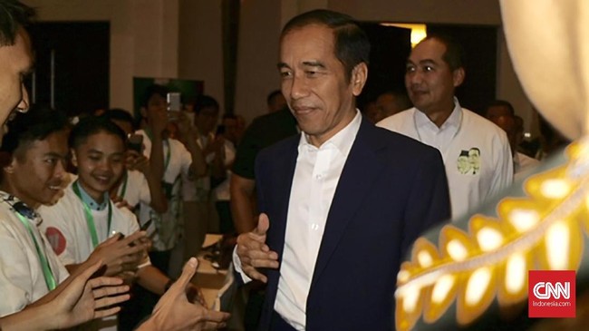 Jokowi menyampaikan kepada relawannya soal cara dia meraih hati warga Solo dan Jakarta saat pilkada. Strateginya kampanye dari pintu ke pintu.