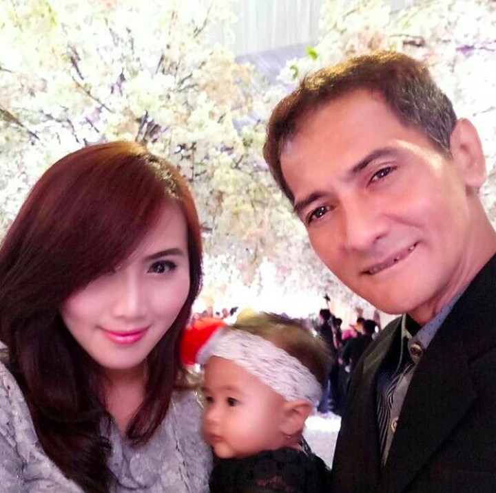 <p>Lagi ke sebuah acara pernikahan,  Ayah George Taka dan Bunda Desty nggak lupa ajak si kecil wefie. (Foto: Instagram/ @destytaka) </p>