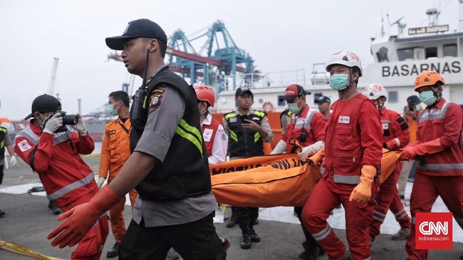 Basarnas menyebut pihaknya menemukan banyak jasad korban Lion Air JT610 di pantai Tanjung Pakis. Jasad-jasad yang sudah tidak utuh lagi ditengarai terbawa arus.