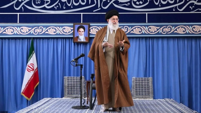 Pemimpin tertinggi Iran, Ayatollah Ali Khamenei, mendesak seluruh jemaah haji untuk menolak proposal perdamaian Israel-Palestina gagasan Amerika Serikat.