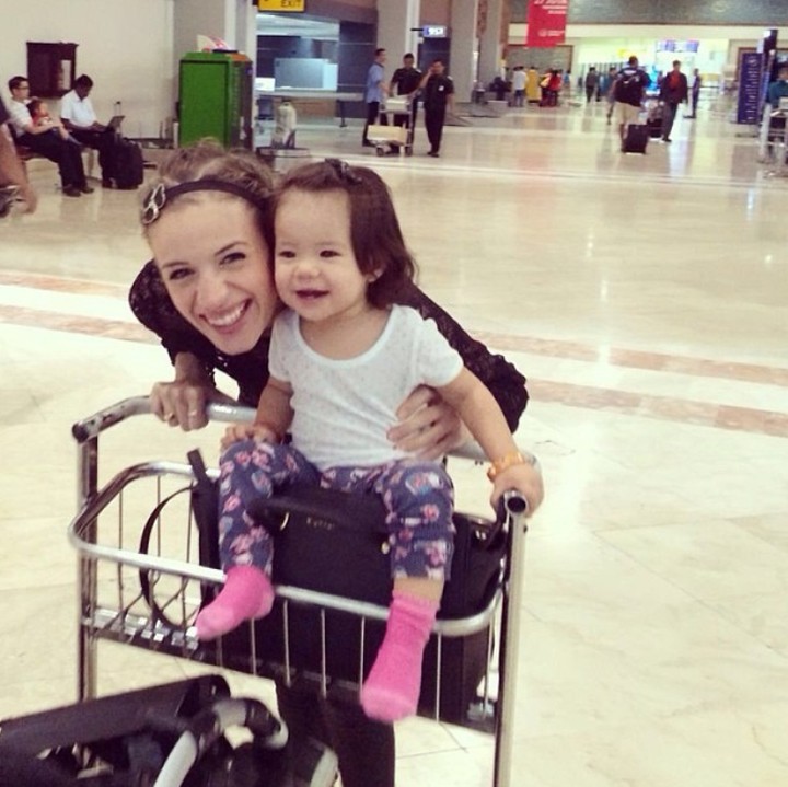 <p>Bandara pun bisa jadi tempat ibu dan anak ini seru-seruan bareng rupanya. (Foto: Instagram/@lolagin)  </p>