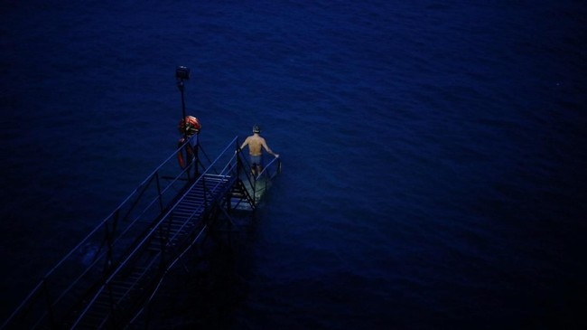 FOTO: Berenang di Air Laut Pelabuhan Tersibuk