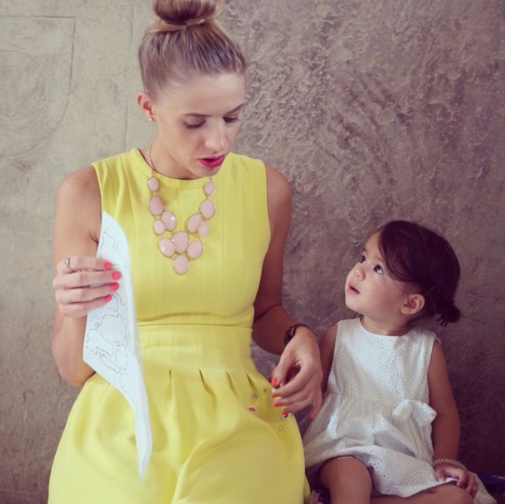 <p>Aih, Kompaknya Bunda Viola dan Mila. Hmm, mereka lagi ngobrolin apa ya?  (Foto: Instagram/@lolagin)</p>