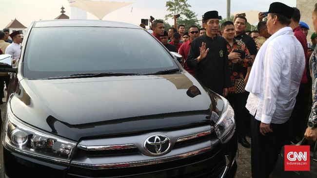 Presiden Joko Widodo berjanji bakal membantu pembangunan Pondok Pesantren Darul Hikmah Pamulang, Tangerang Selatan.