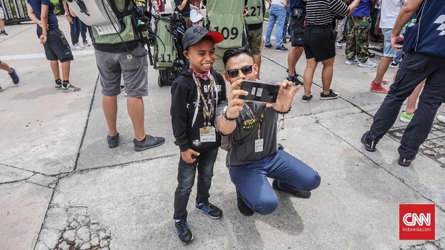 Sulit mendapat foto bareng dengan Valentino Rossi di MotoGP Malaysia, para fan The Doctor asal Indonesia foto bersama Rivaldy Elvans.