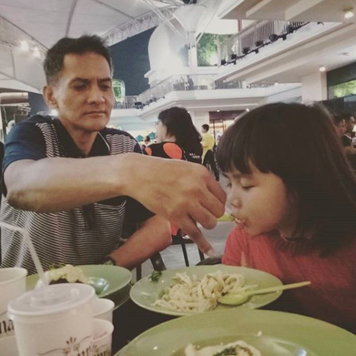 <p>Aih, ada yang minta disuapi Ayah tersayang nih. (Foto: Instagram/ @destytaka)</p>