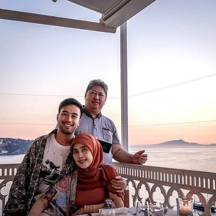 <p>Vidi juga sering pelesiran bareng keluarga, Bun. Ini momen Vidi dan orang tuanya ke Italia. (Foto: Instagram @vidialdiano)</p>