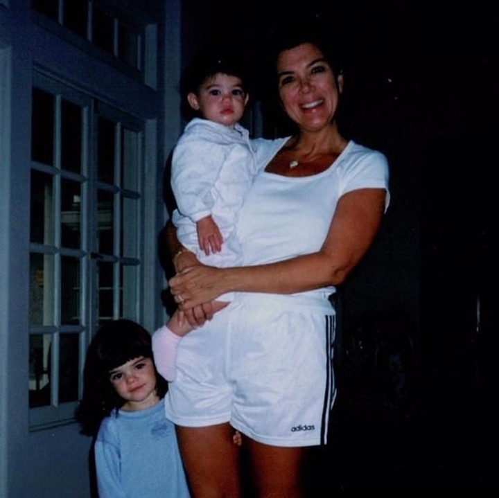 <p>Berpose dengan sang ibu yang tengah menggendong Kylie. Lucu banget Kendall berponi rata. (Foto: Instagram @kyliejenner)</p>
