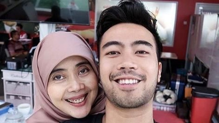 Penyanyi Vidi Aldiano mengidap kanker ginjal dan melakukan operasi pada 2019 lalu. Ia mengungkap justru ibundanya lah jadi orang paling sabar dan kuat.
