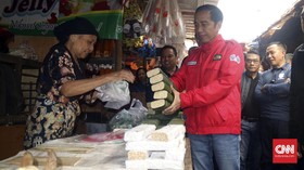 Politik Pasar Jokowi dan Sandi: Pertaruhan Ceruk Kelas Bawah