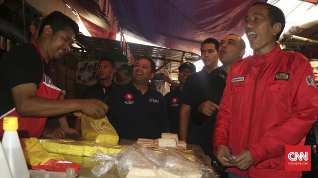 Jokowi dinilai sedang merasa tak aman dan berkaca pada kekalahan Ahok di Pilkada DKI karena kerap diserang dengan isu yang tidak berhubungan dengan kinerjanya.