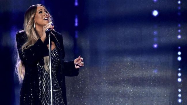 Mariah Carey mengisahkan alasan mengapa para penggemar membuat album 'Glitter' (2001) yang flop kembali masuk tangga album bahkan jadi juara.