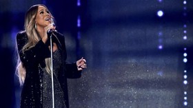Mariah Carey 'Dinobatkan' Jadi Juara Bottle Cap Challenge