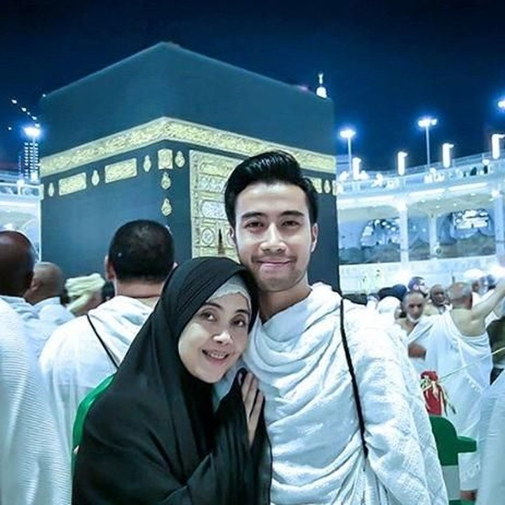 <p>Nggak cuma ngajak bunda ke acara konsernya, <a href="https://hot.detik.com/main-stage/d-4281197/vidi-sheryl-jevin-angkat-perundungan-di-media-sosial-dalam-lagu?_ga=2.106764291.1496769011.1541129336-503247584.1538538553" target="_blank">Vidi Aldiano </a>juga mengajak bunda umrah bareng. (Foto: Instagram @vidialdiano)<br /><br /></p>