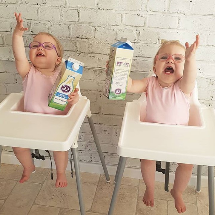<p>Nggak berebut susu, melainkan berebut minta gelas supaya bisa cepat diminum. (Foto: Instagram @daughtersanddreams)</p>